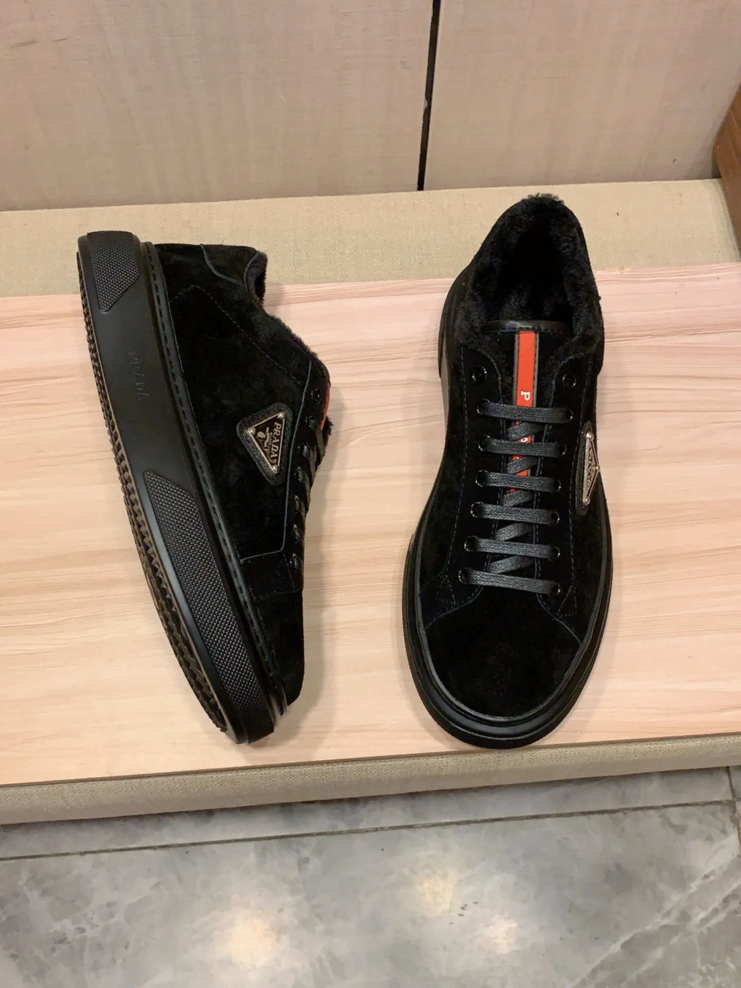 Warm new model: Factory price: 460💰💰🎩🎩[Lightning][Lightning] "Prada Men's Shoes💰pRADA*" The latest and most popular casual shoes, top brand [seduce] luxury~purchase, top~quality. [Strong] The upper is made of imported breathable anti-wear material ➕ Breathable simulated fur feet (•) with fine workmanship. The original stylish and stylish soft rubber wear-resistant and non-slip outsole is light and comfortable on the feet. The real thing looks better when photographed in person. 0186: code: 38-44, 4️⃣ colors selected